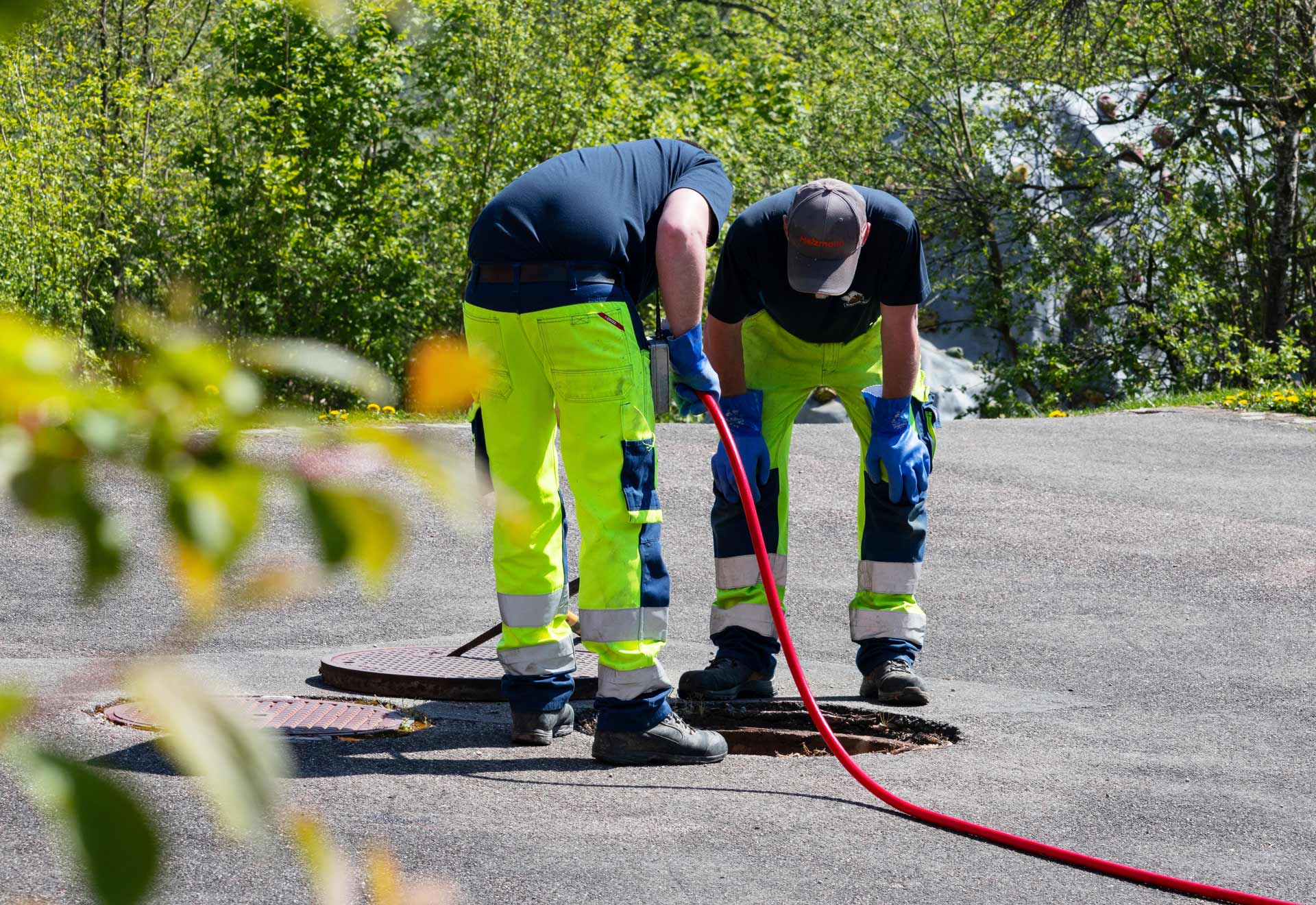 Zwei Mitarbeitende der Kanal-Engel AG arbeiten am ausgerüsteten Einsatzfahrzeug